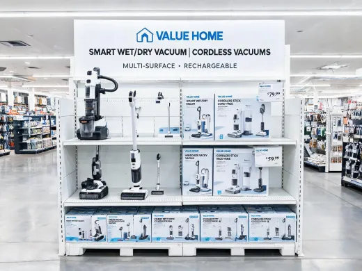 Retail aisle smart vacuum display